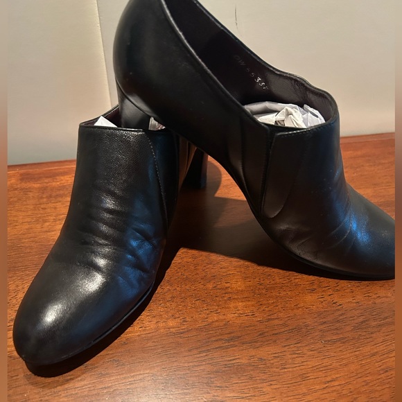 Stuart Weitzman black leather shoes. 5.5 - Picture 8 of 8